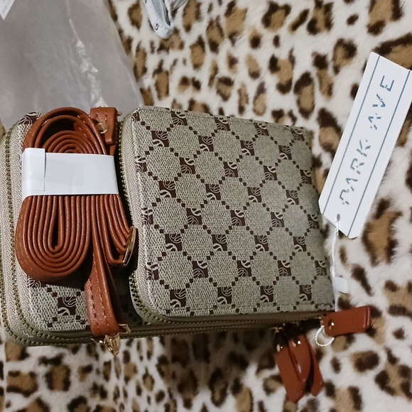 NWT Park Ave Collection Small Crossbody Bag - Picture 2 of 12